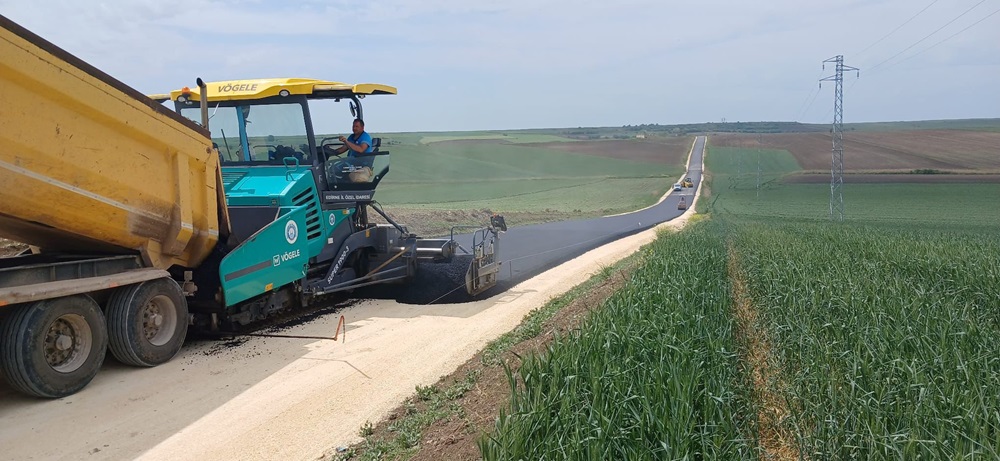 MERKEZ KARABULUT-AHİ KÖYLERİ ARASI 3 KM SICAK ASFALT ÇALIŞMAMIZ TAMAMLANMIŞTIR.